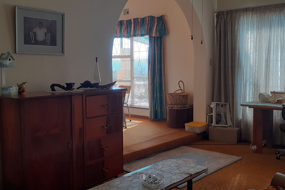 Spacious family home within walking distance of both High- and Primary Schools! - Photo 2