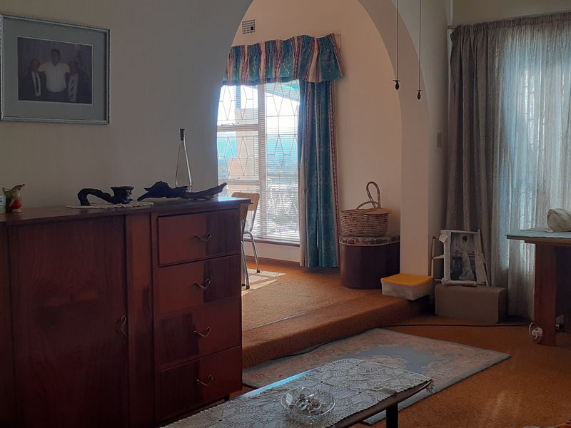 Spacious family home within walking distance of both High- and Primary Schools! - Photo 2