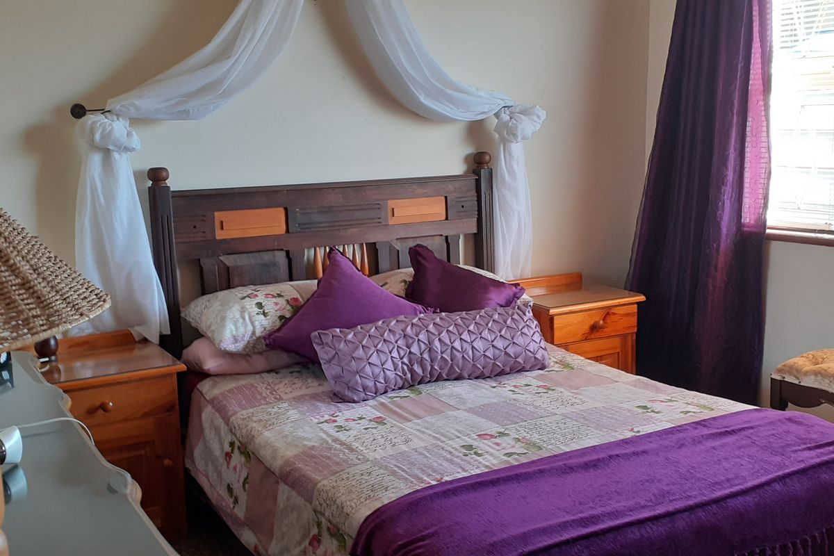 Spacious family home within walking distance of both High- and Primary Schools! - Photo 3