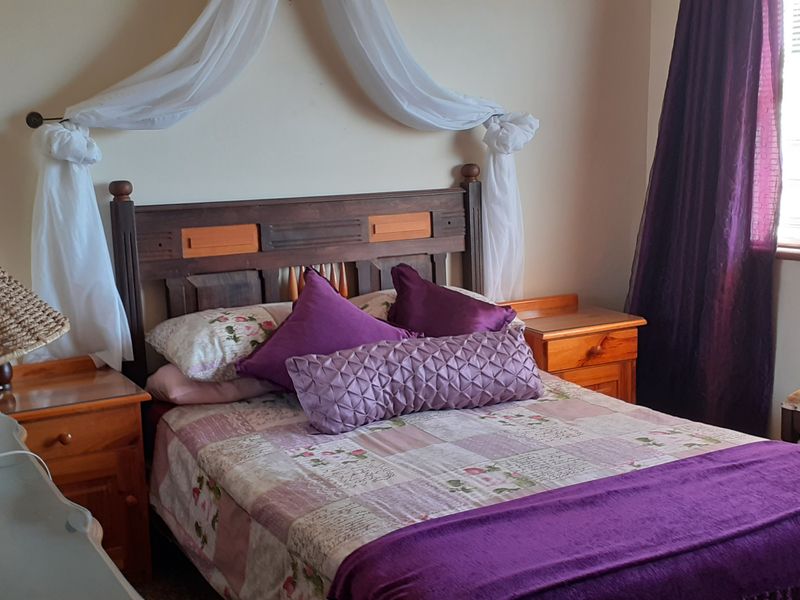Spacious family home within walking distance of both High- and Primary Schools! - Photo 3