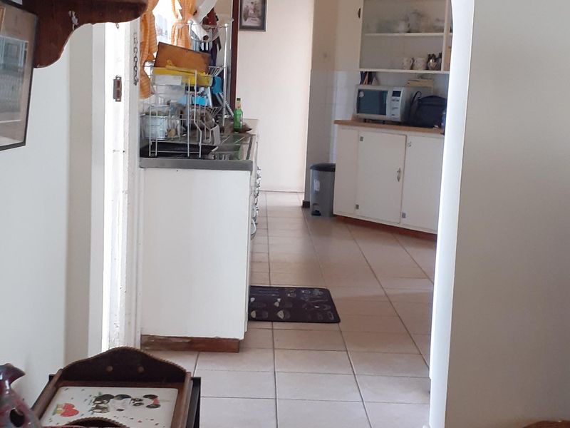 Spacious family home within walking distance of both High- and Primary Schools! - Photo 8