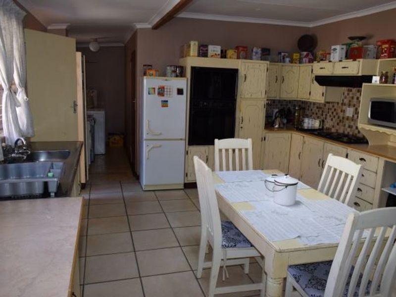 Super neat family home in prime area. close to Sasolburg Boulevard. - Photo 10