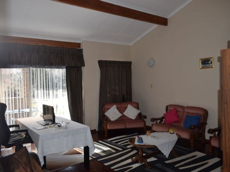 Super neat family home in prime area. close to Sasolburg Boulevard. - Photo 7