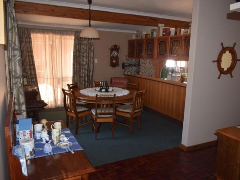 Super neat family home in prime area. close to Sasolburg Boulevard. - Photo 4