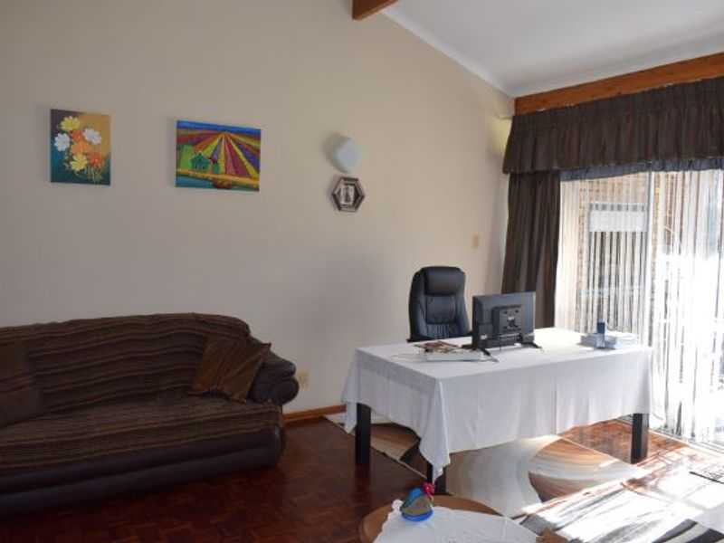 Super neat family home in prime area. close to Sasolburg Boulevard. - Photo 9