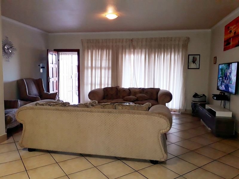 BEAUTIFUL TOWNHOUSE TO RENT IN VAALPARK - Photo 4