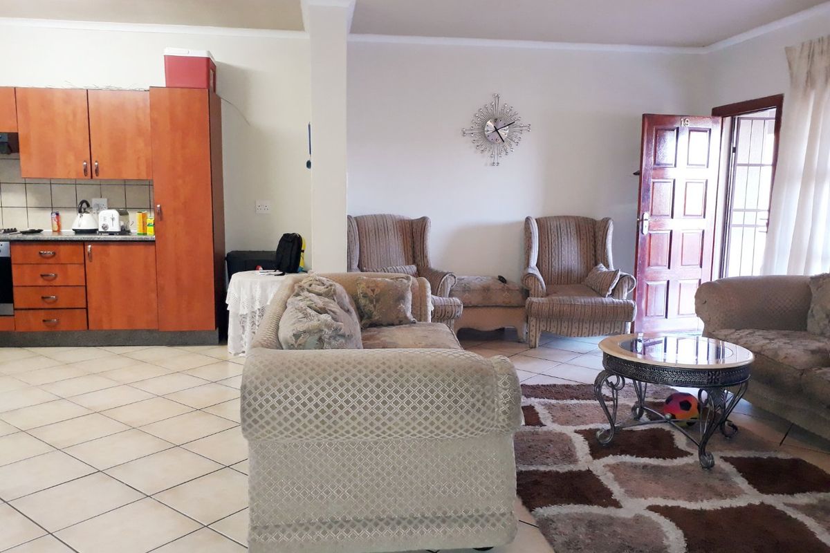 BEAUTIFUL TOWNHOUSE TO RENT IN VAALPARK - Photo 2
