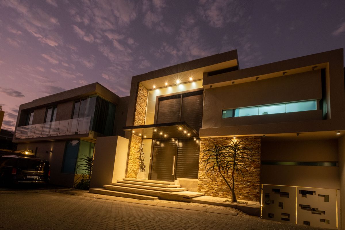 Designer Family home in a glamorous setting FULLY FURNISHED. - Photo 2