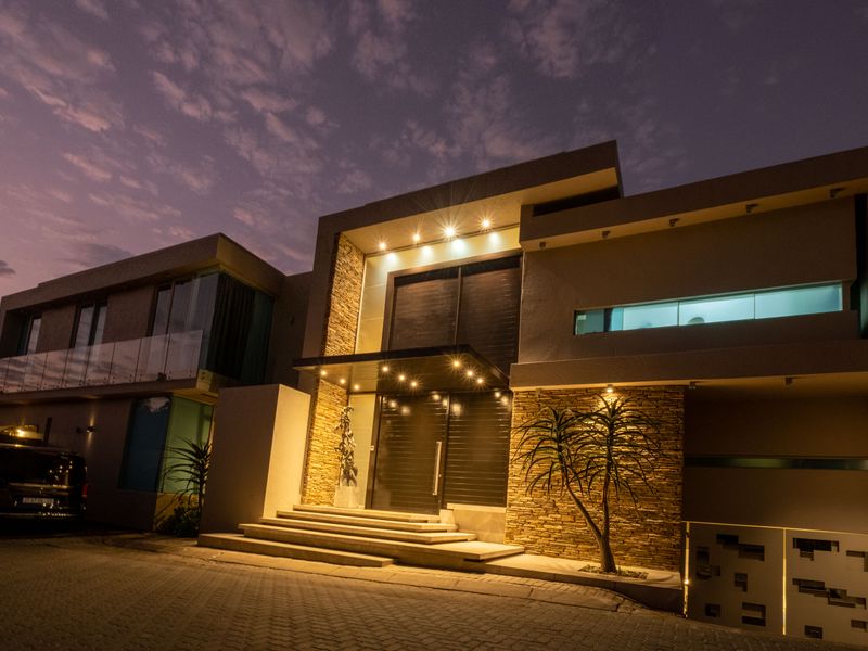 Designer Family home in a glamorous setting FULLY FURNISHED. - Photo 2