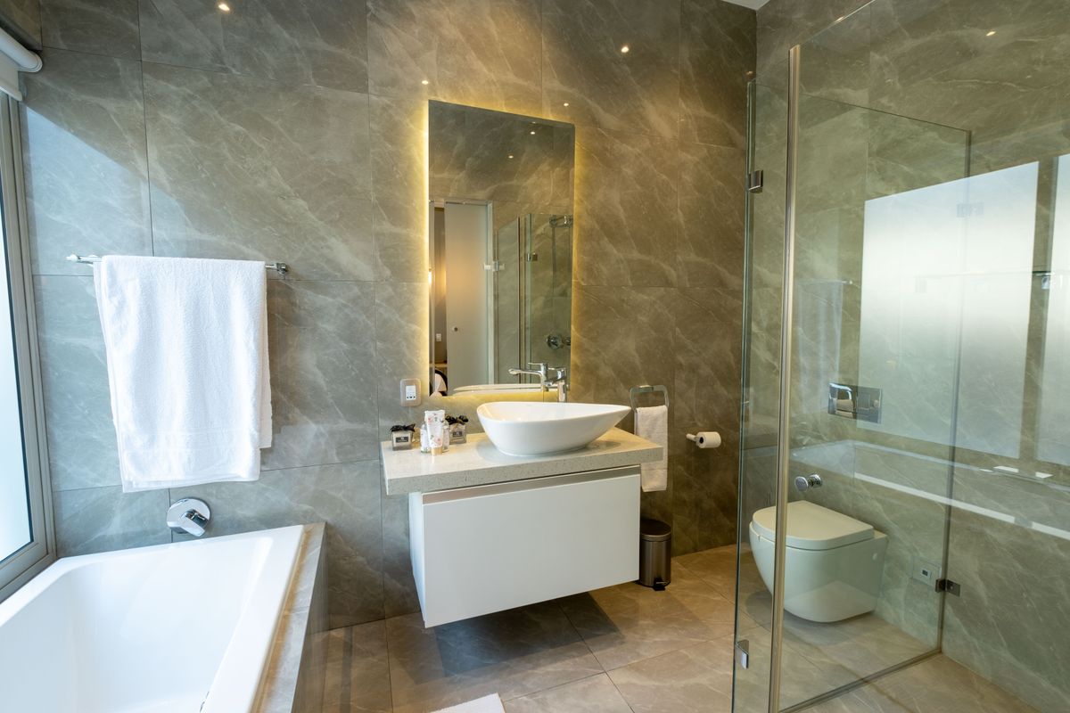 Designer Family home in a glamorous setting FULLY FURNISHED. - Photo 5