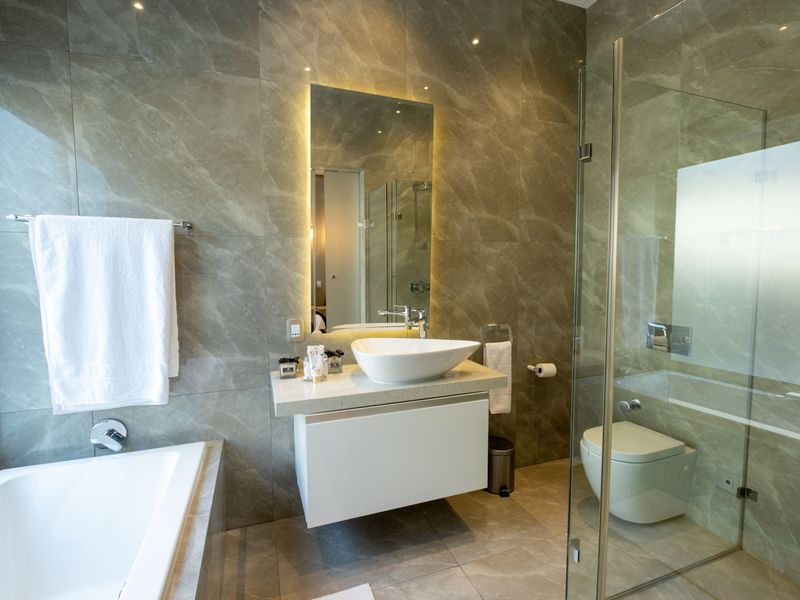 Designer Family home in a glamorous setting FULLY FURNISHED. - Photo 5