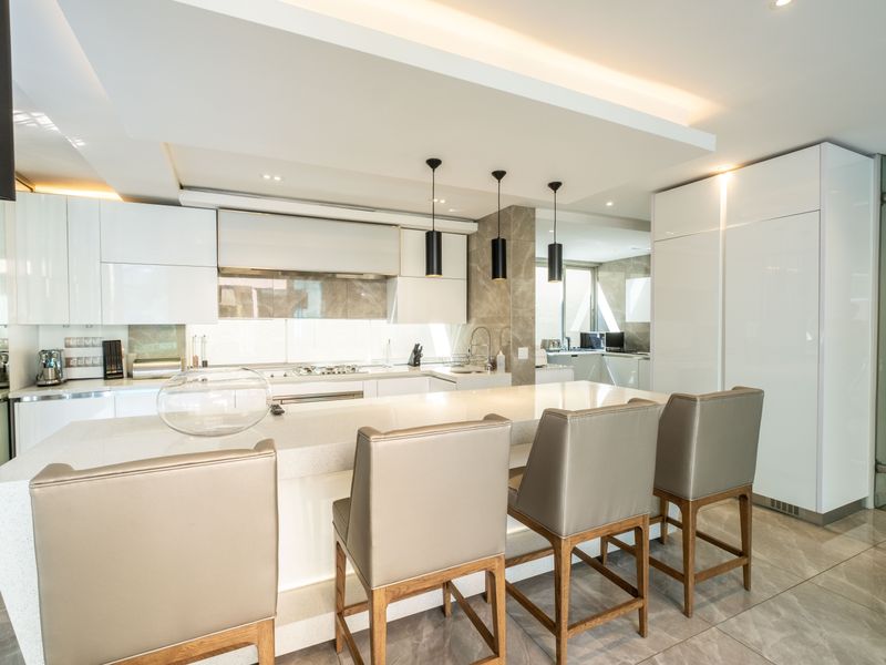 Designer Family home in a glamorous setting FULLY FURNISHED. - Photo 9