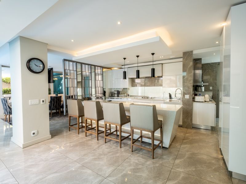 Designer Family home in a glamorous setting FULLY FURNISHED. - Photo 8