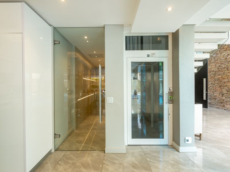 Designer Family home in a glamorous setting FULLY FURNISHED. - Photo 7