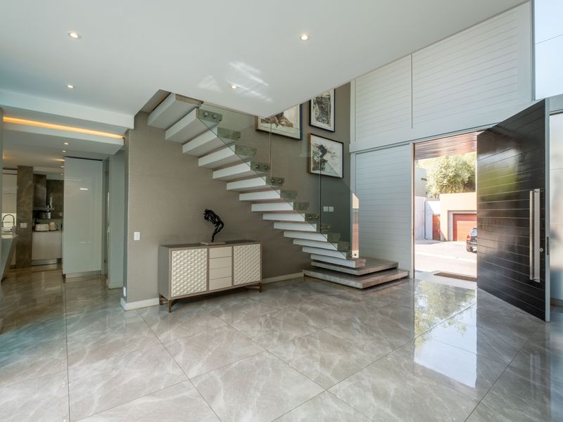 Designer Family home in a glamorous setting FULLY FURNISHED. - Photo 6