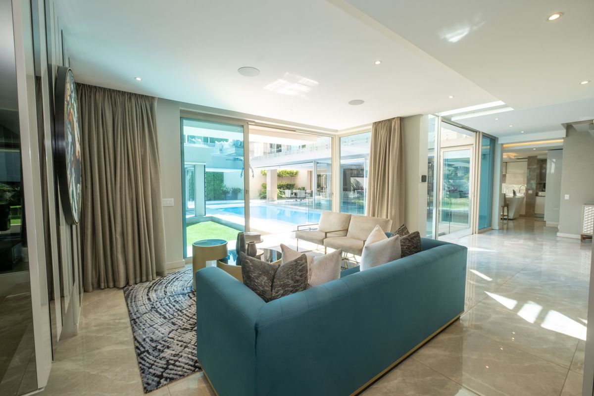 Designer Family home in a glamorous setting FULLY FURNISHED. - Photo 4