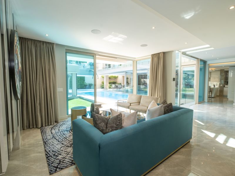 Designer Family home in a glamorous setting FULLY FURNISHED. - Photo 4