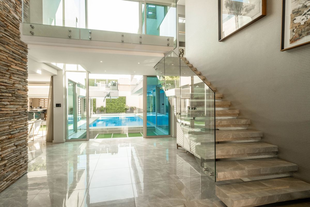 Designer Family home in a glamorous setting FULLY FURNISHED. - Photo 3