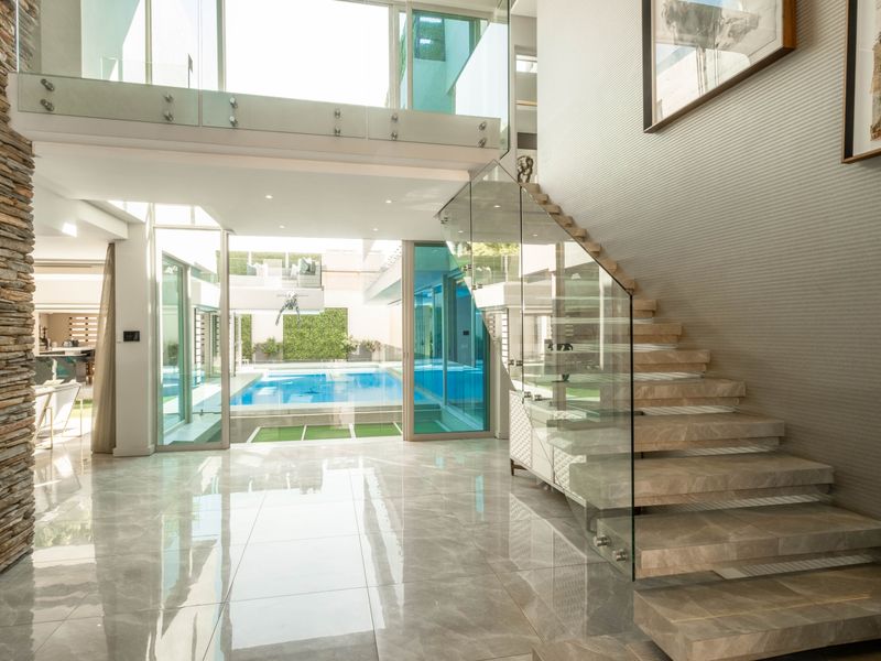 Designer Family home in a glamorous setting FULLY FURNISHED. - Photo 3