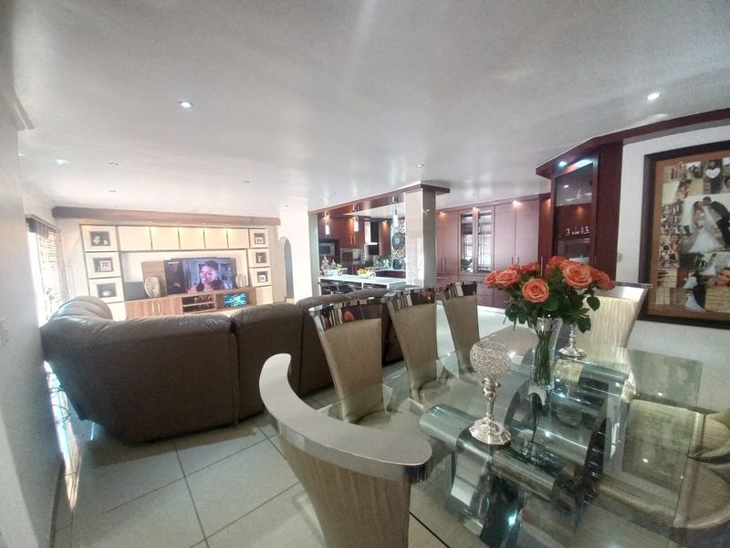 Elegant Gem In A Lovely Cull De Sac In SE 3. - Photo 4