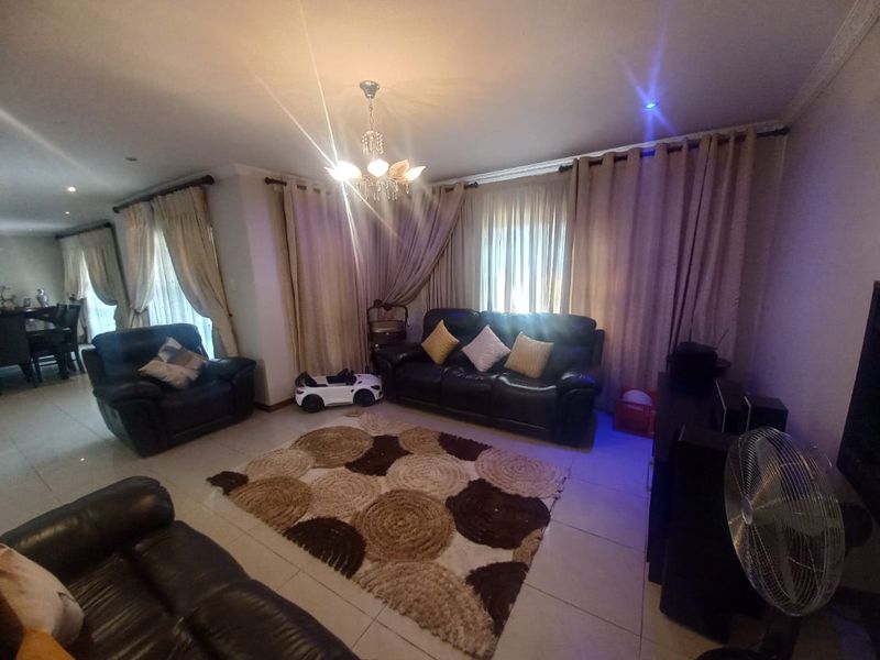 Gorgeous property for sale. - Photo 8