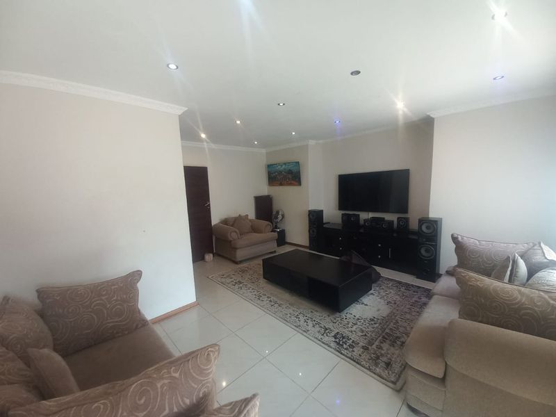 Gorgeous property for sale. - Photo 5