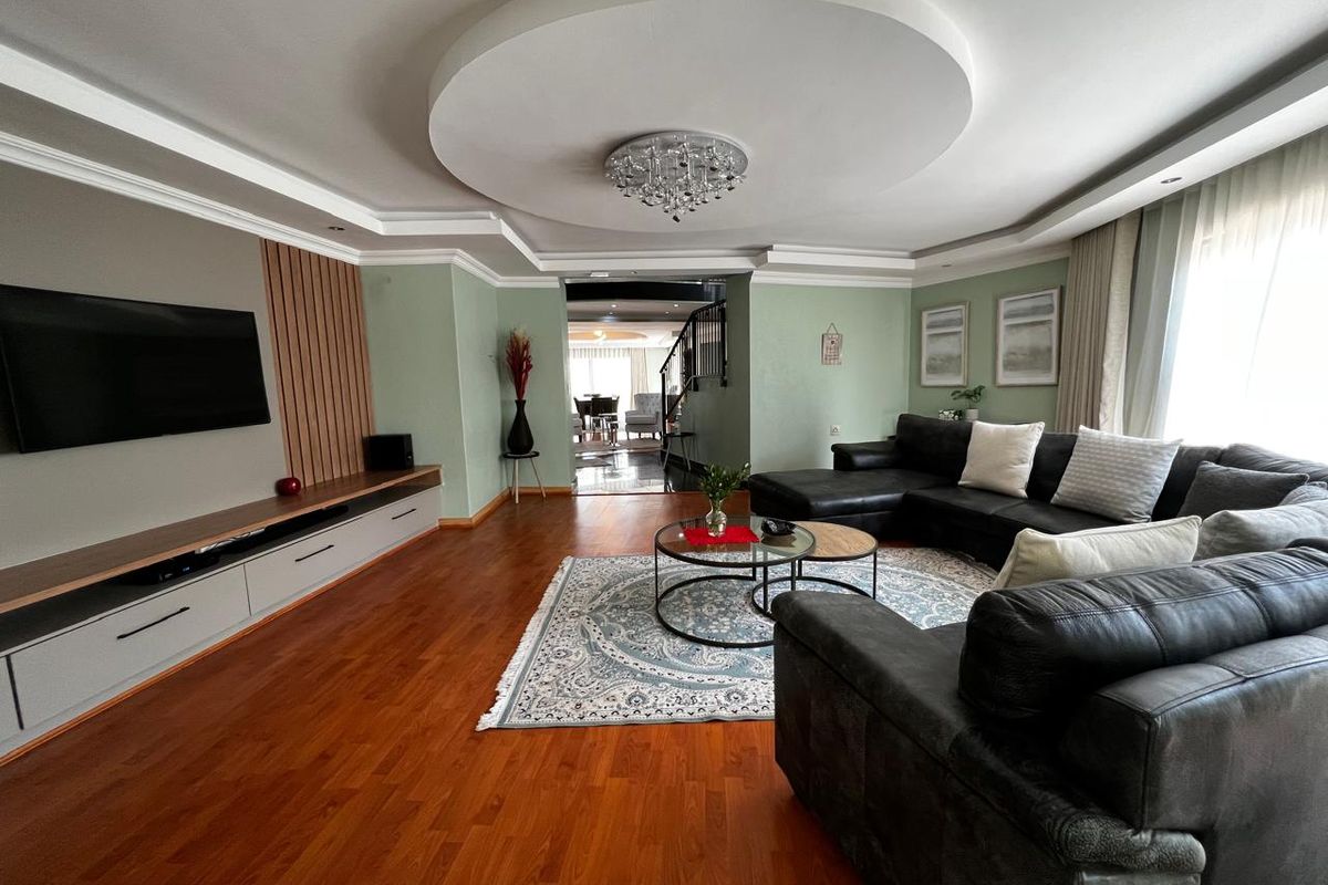 Impressive 7-Bedroom Residence Offering Comfort, Space and Style - Photo 5