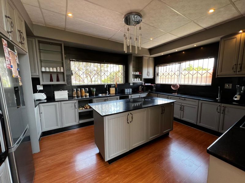 Impressive 7-Bedroom Residence Offering Comfort, Space and Style - Photo 10