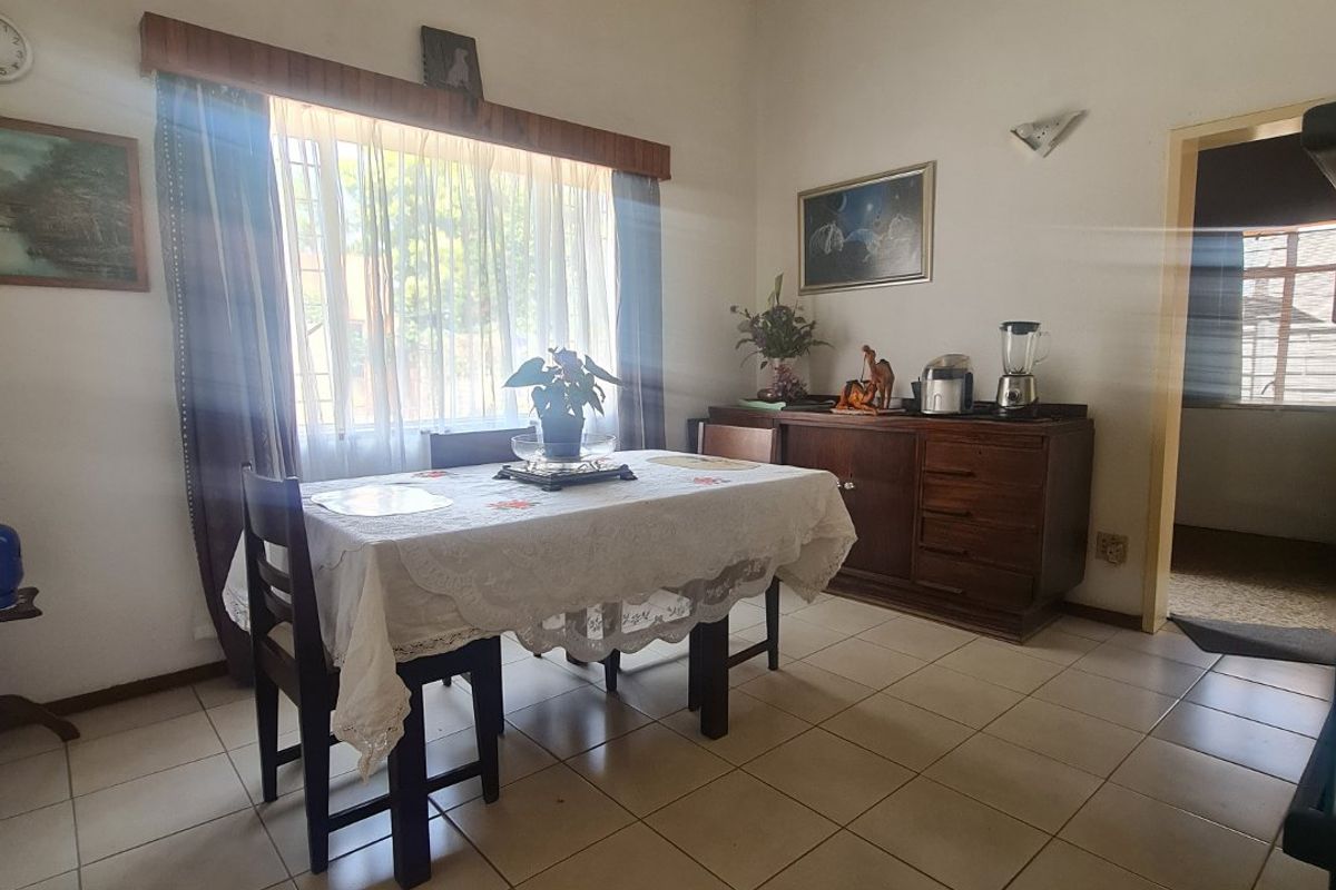 Lovely property in popular area Vaalpark with flat. - Photo 4