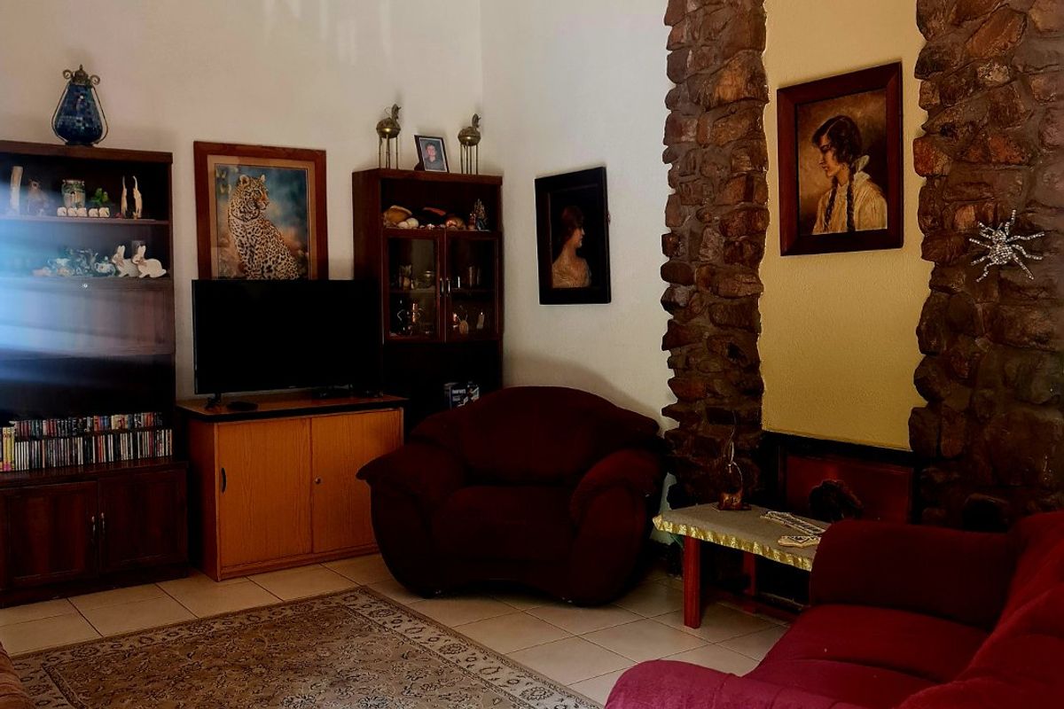 Lovely property in popular area Vaalpark with flat. - Photo 3