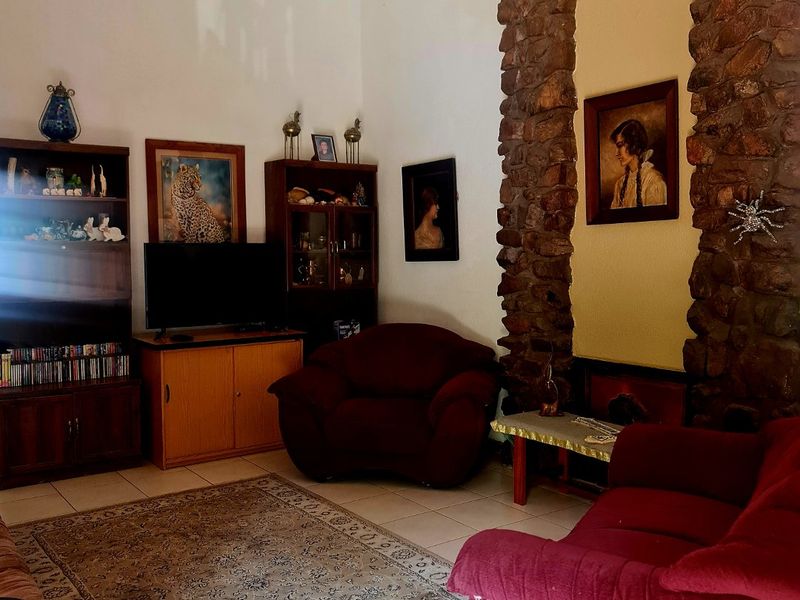 Lovely property in popular area Vaalpark with flat. - Photo 3