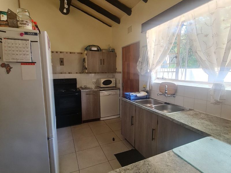 Lovely property in popular area Vaalpark with flat. - Photo 7