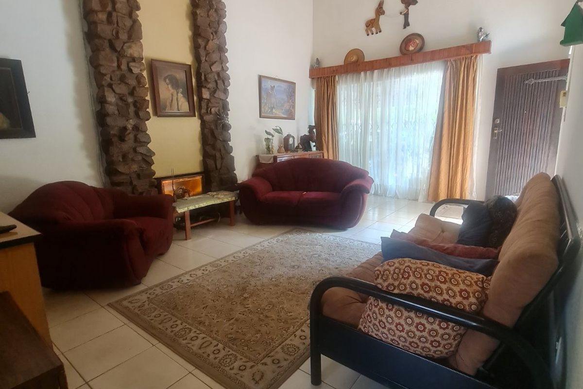 Lovely property in popular area Vaalpark with flat. - Photo 2