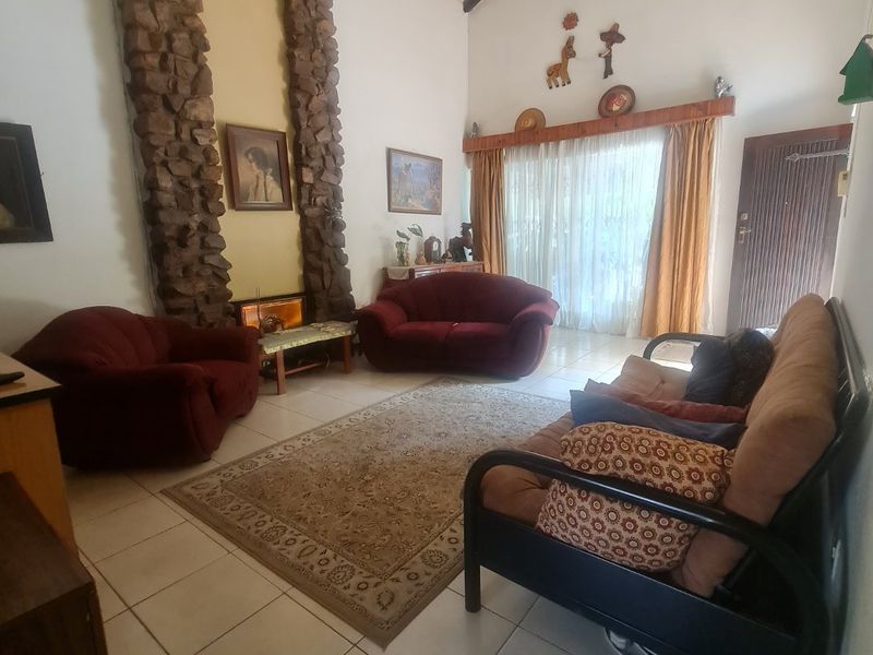 Lovely property in popular area Vaalpark with flat. - Photo 2