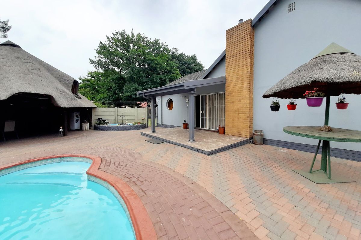 Lovely family house for sale in Sasolburg. - Photo 2