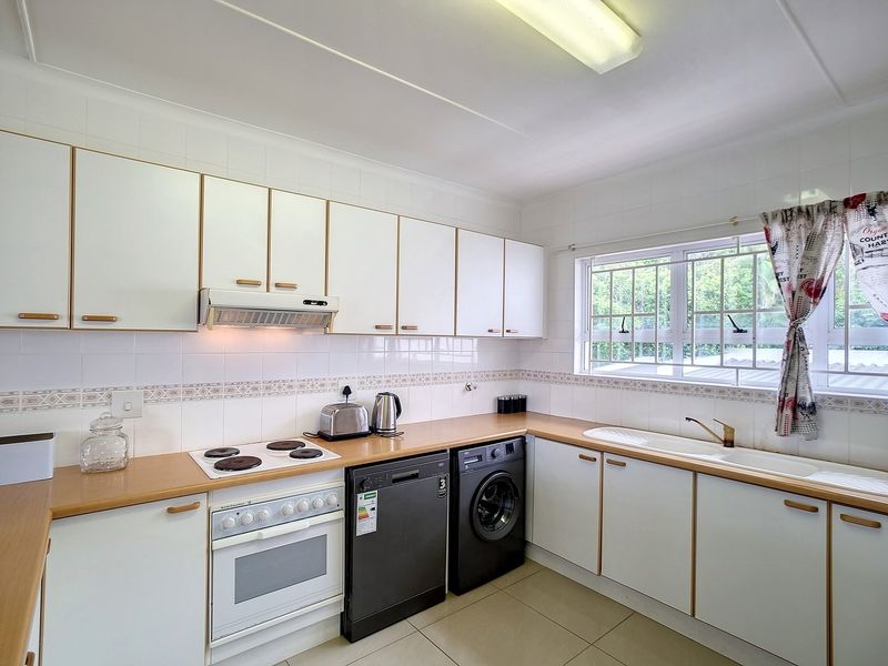 Apartment In a well-known and sought-after complex with ocean views in abundance. - Photo 3