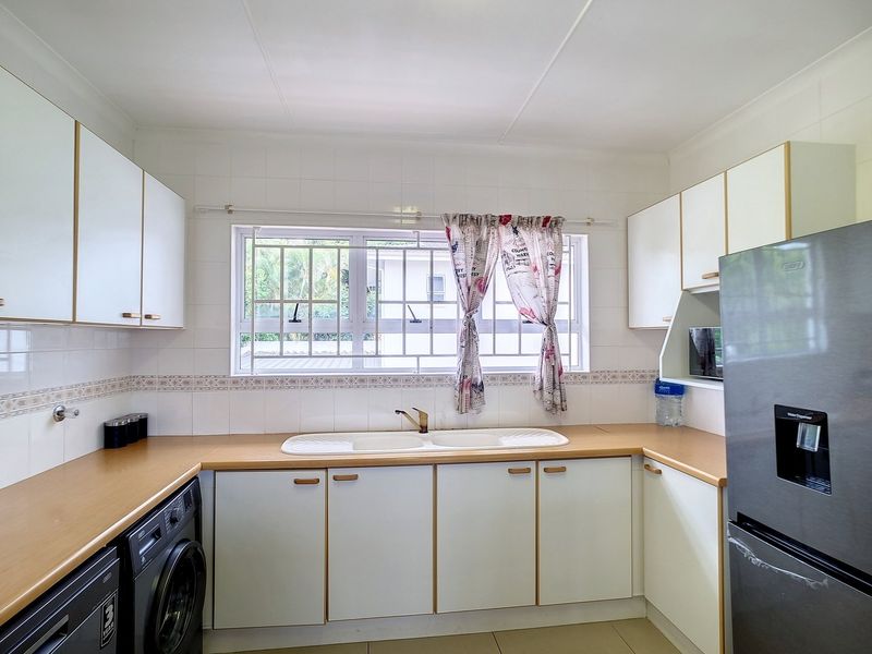 Apartment In a well-known and sought-after complex with ocean views in abundance. - Photo 4