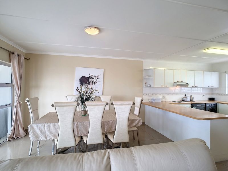 Apartment In a well-known and sought-after complex with ocean views in abundance. - Photo 8