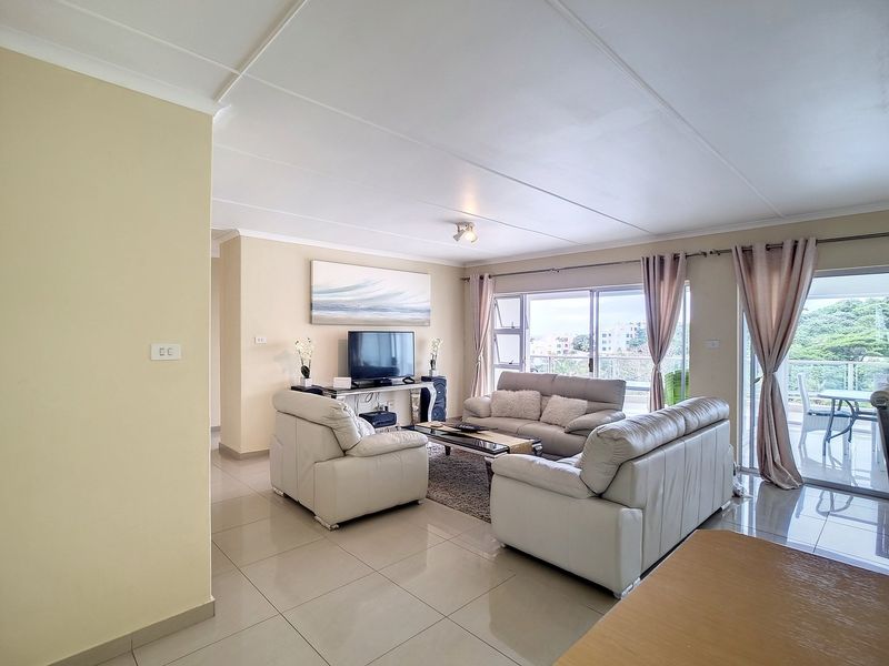 Apartment In a well-known and sought-after complex with ocean views in abundance. - Photo 7