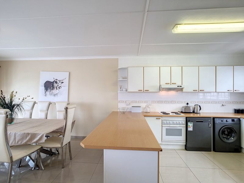 Apartment In a well-known and sought-after complex with ocean views in abundance. - Photo 5