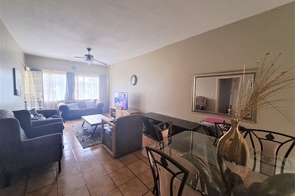 Modern 2 bedroom townhouse with own yard. - Photo 4