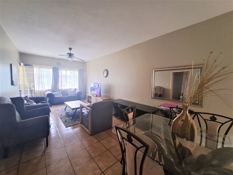 Modern 2 bedroom townhouse with own yard. - Photo 4