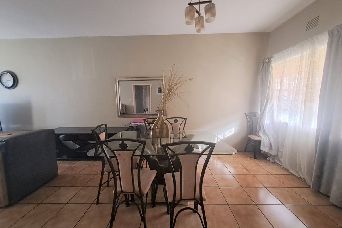 Modern 2 bedroom townhouse with own yard. - Photo 3