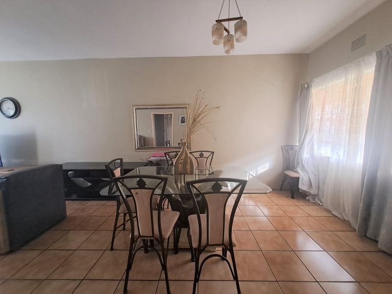 Modern 2 bedroom townhouse with own yard. - Photo 3