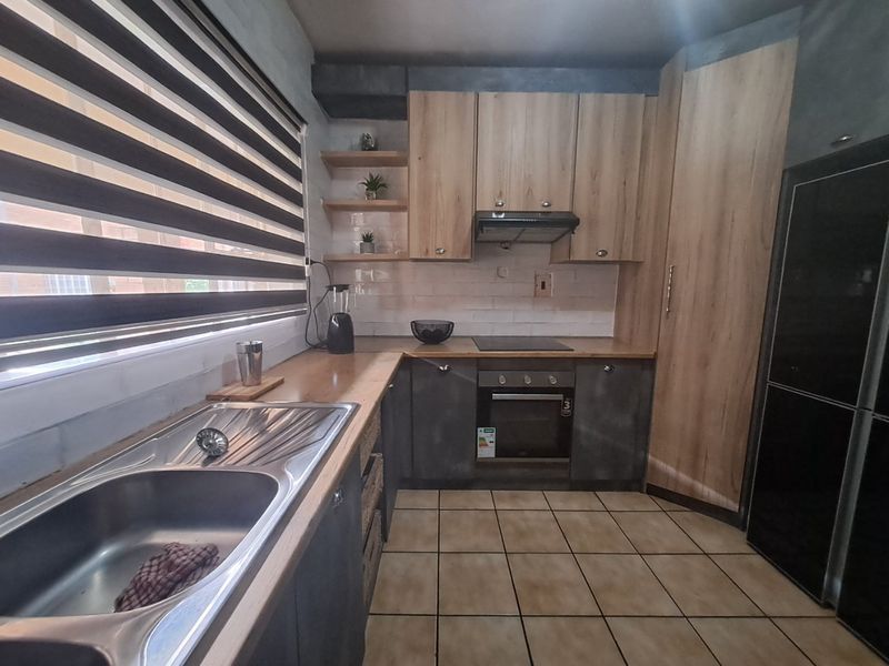 Modern 2 bedroom townhouse with own yard. - Photo 10