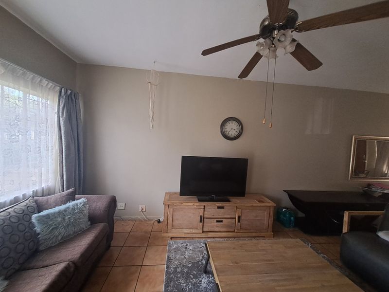 Modern 2 bedroom townhouse with own yard. - Photo 9