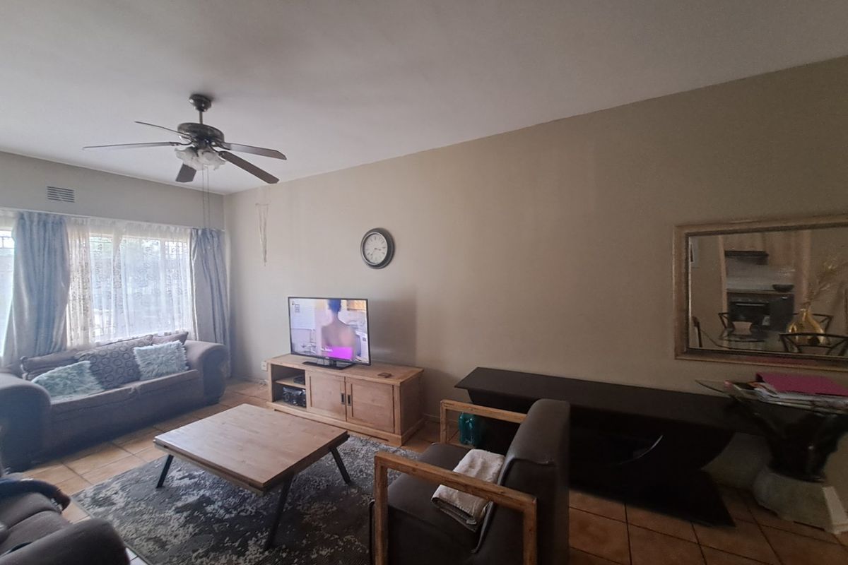 Modern 2 bedroom townhouse with own yard. - Photo 5