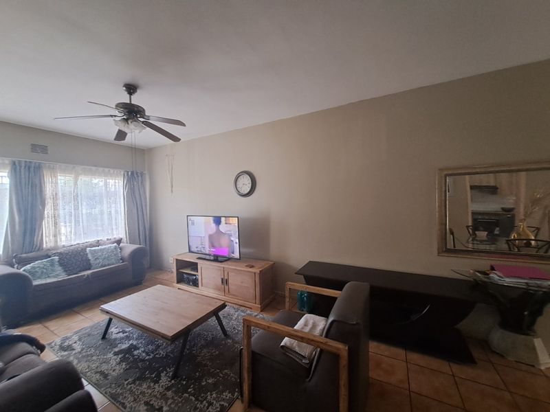 Modern 2 bedroom townhouse with own yard. - Photo 5