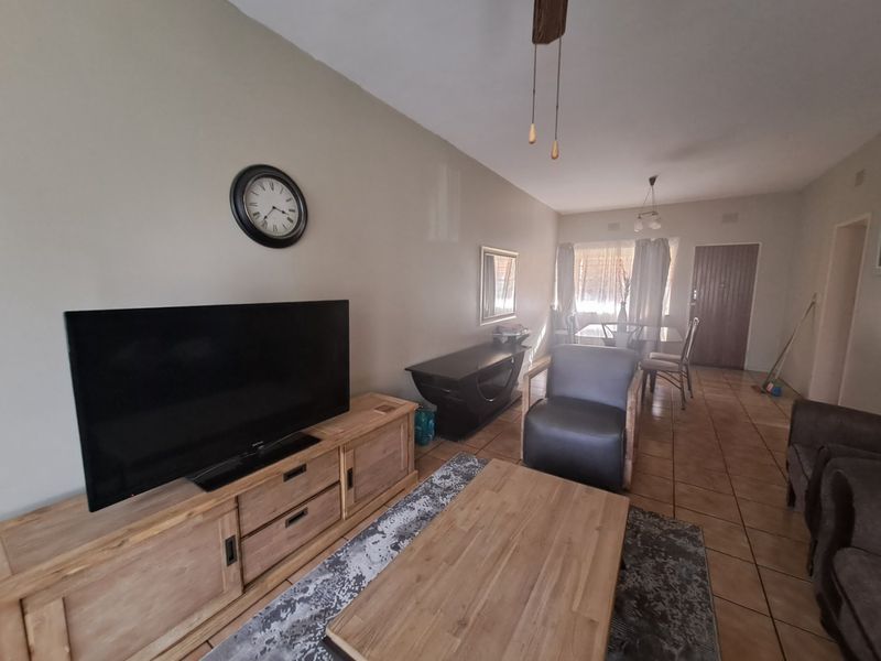 Modern 2 bedroom townhouse with own yard. - Photo 8