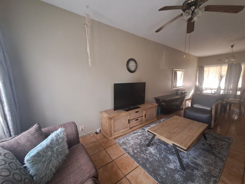 Modern 2 bedroom townhouse with own yard. - Photo 7